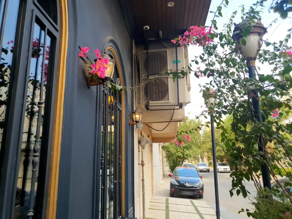 کافی شاپ ژیهات بهترین صبحانه خوری قم
